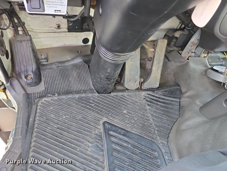 image for item EC4189 2002 GMC T-7500 fuel truck