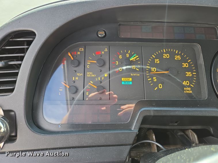 image for item EC4189 2002 GMC T-7500 fuel truck