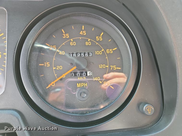 image for item EC4189 2002 GMC T-7500 fuel truck