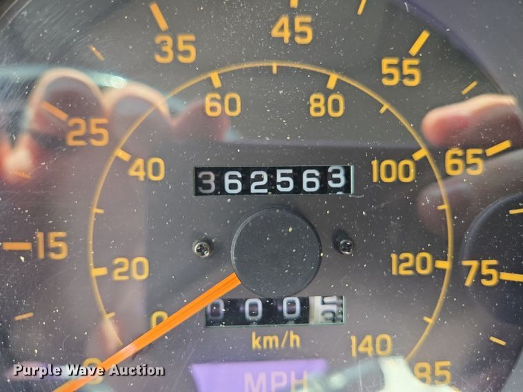 image for item EC4189 2002 GMC T-7500 fuel truck