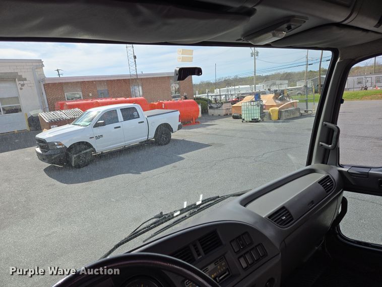 image for item EC4189 2002 GMC T-7500 fuel truck