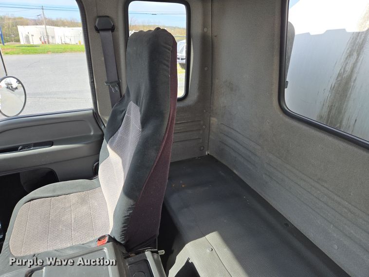 image for item EC4189 2002 GMC T-7500 fuel truck