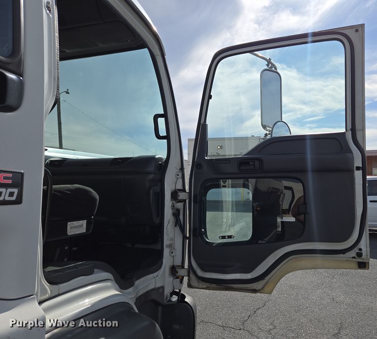 image for item EC4189 2002 GMC T-7500 fuel truck