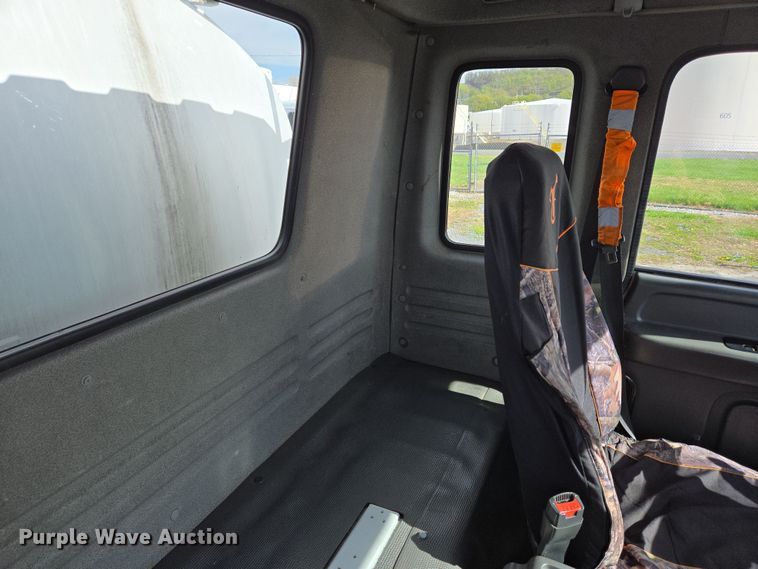 image for item EC4189 2002 GMC T-7500 fuel truck