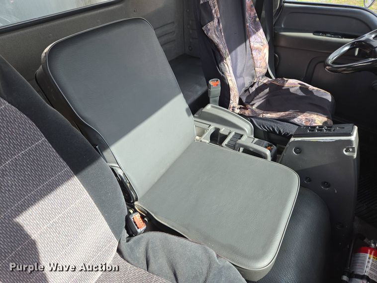 image for item EC4189 2002 GMC T-7500 fuel truck