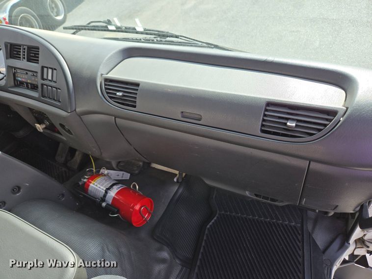 image for item EC4189 2002 GMC T-7500 fuel truck