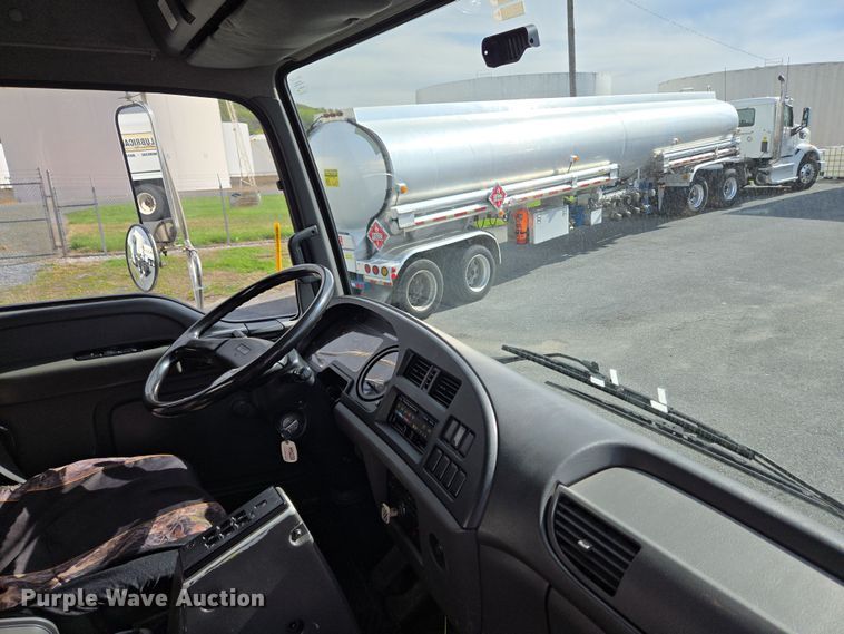 image for item EC4189 2002 GMC T-7500 fuel truck