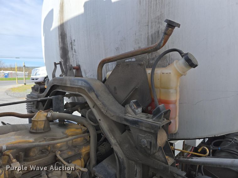 image for item EC4189 2002 GMC T-7500 fuel truck