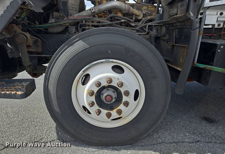 image for item EC4189 2002 GMC T-7500 fuel truck