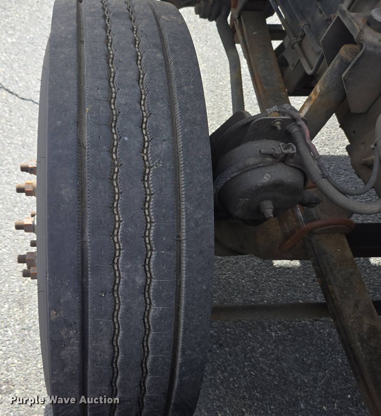 image for item EC4189 2002 GMC T-7500 fuel truck