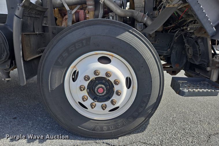 image for item EC4189 2002 GMC T-7500 fuel truck