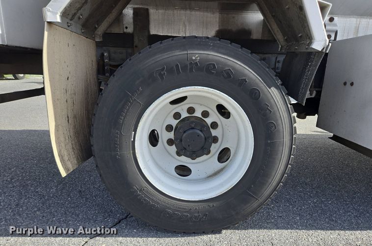 image for item EC4189 2002 GMC T-7500 fuel truck