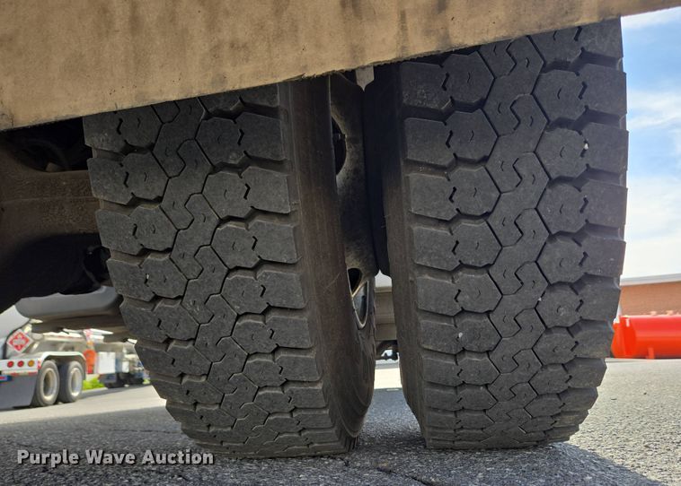 image for item EC4189 2002 GMC T-7500 fuel truck