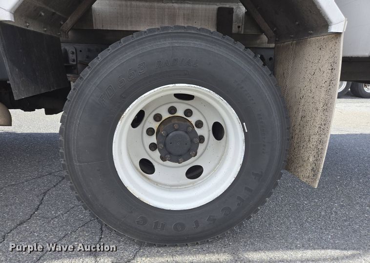 image for item EC4189 2002 GMC T-7500 fuel truck