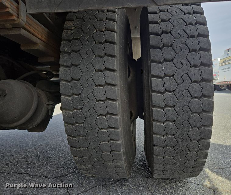 image for item EC4189 2002 GMC T-7500 fuel truck