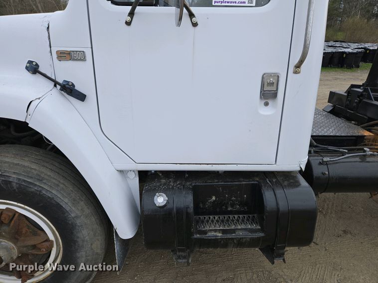 image for item EC4196 1986 International 1954 hook lift truck