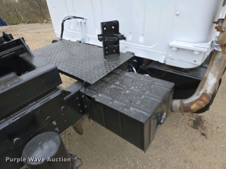 image for item EC4196 1986 International 1954 hook lift truck