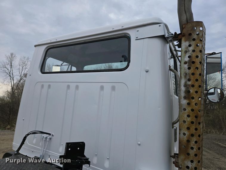 image for item EC4196 1986 International 1954 hook lift truck