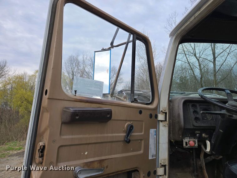 image for item EC4196 1986 International 1954 hook lift truck