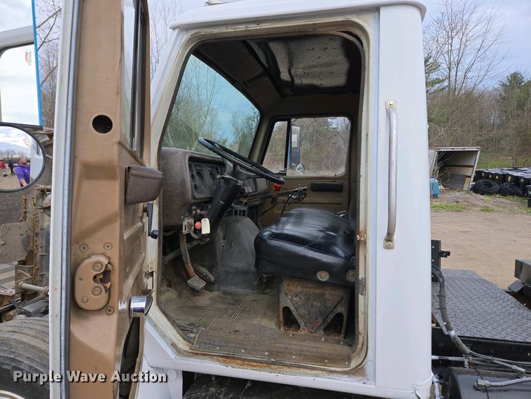 image for item EC4196 1986 International 1954 hook lift truck