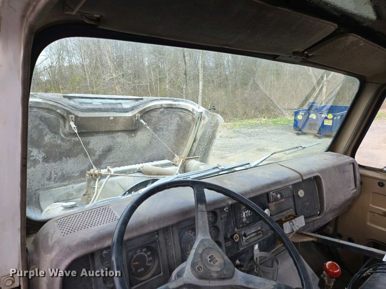 image for item EC4196 1986 International 1954 hook lift truck