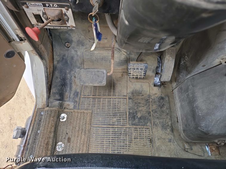 image for item EC4196 1986 International 1954 hook lift truck