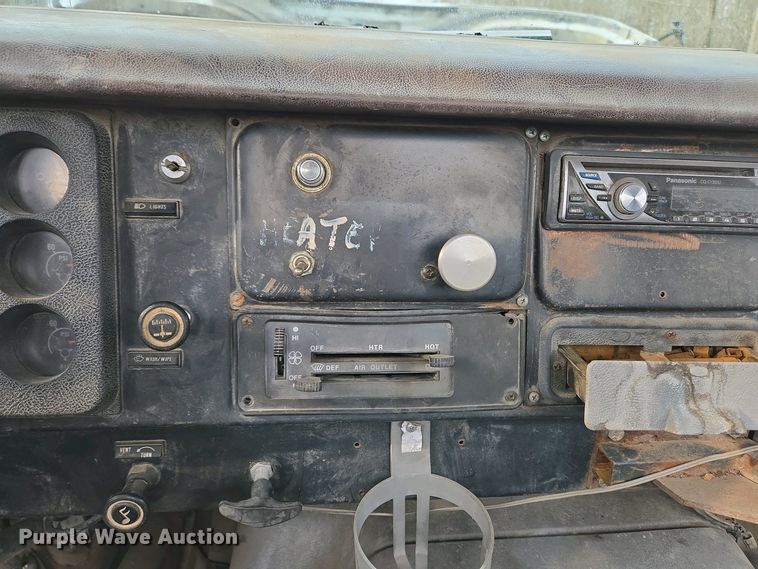 image for item EC4196 1986 International 1954 hook lift truck