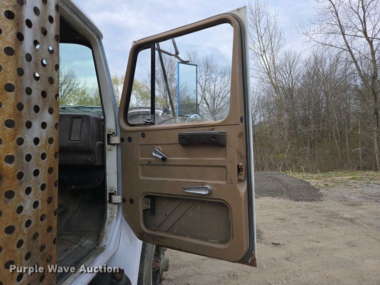 image for item EC4196 1986 International 1954 hook lift truck