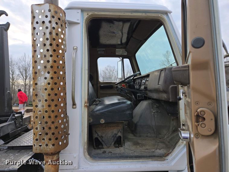 image for item EC4196 1986 International 1954 hook lift truck