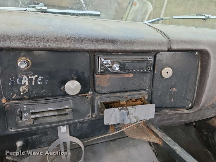 image for item EC4196 1986 International 1954 hook lift truck