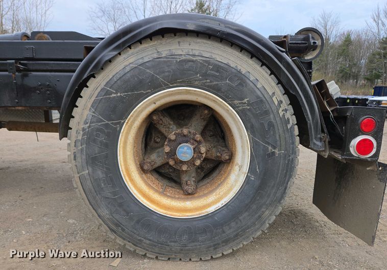 image for item EC4196 1986 International 1954 hook lift truck