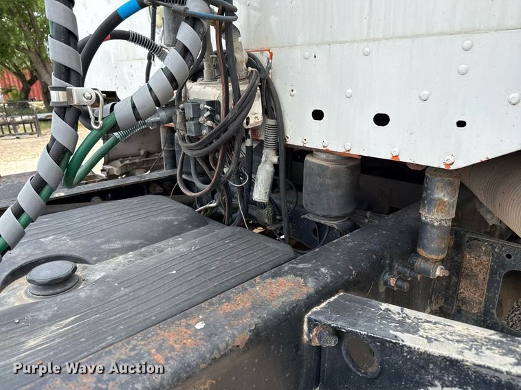 image for item ED5588 2005 Freightliner CST120 semi truck