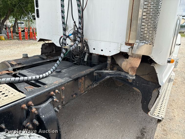 image for item ED5588 2005 Freightliner CST120 semi truck