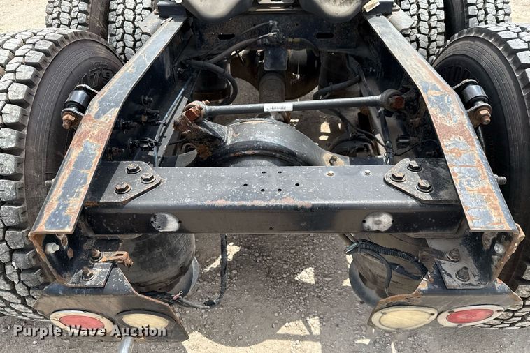 image for item ED5588 2005 Freightliner CST120 semi truck