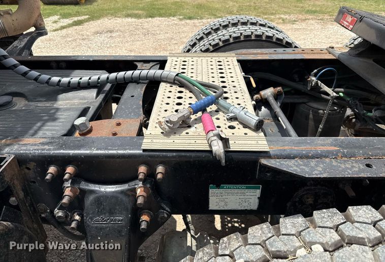 image for item ED5588 2005 Freightliner CST120 semi truck