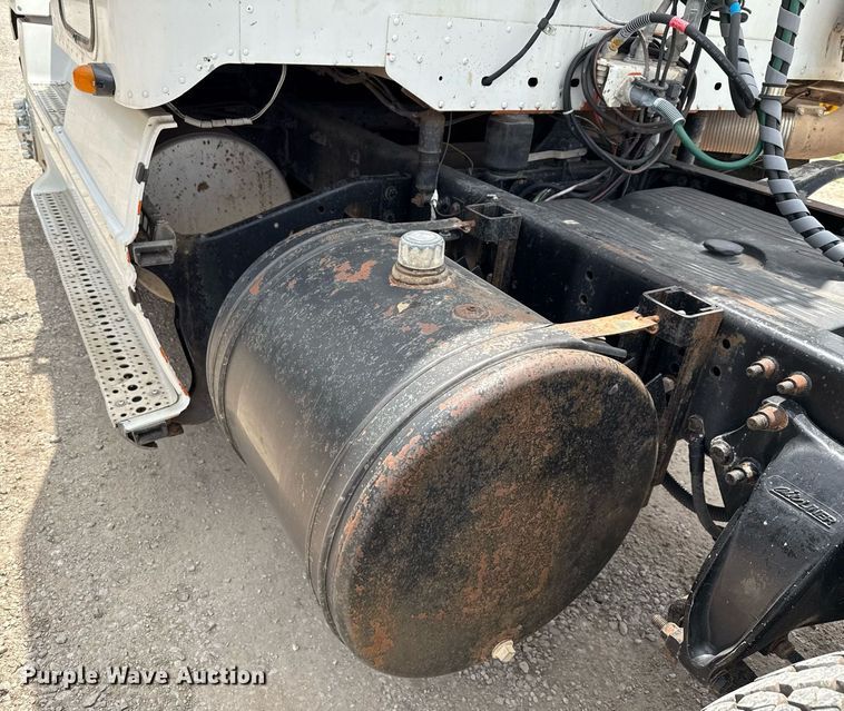 image for item ED5588 2005 Freightliner CST120 semi truck