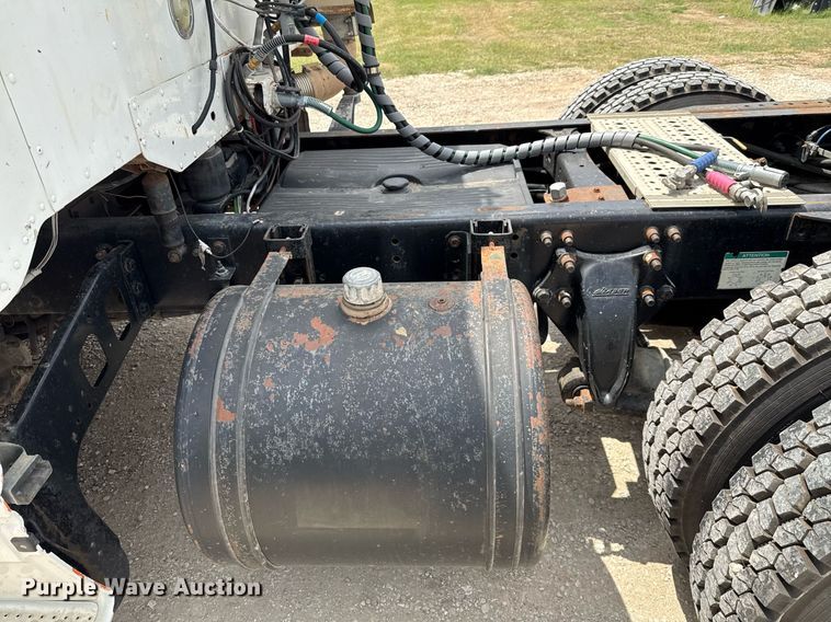 image for item ED5588 2005 Freightliner CST120 semi truck