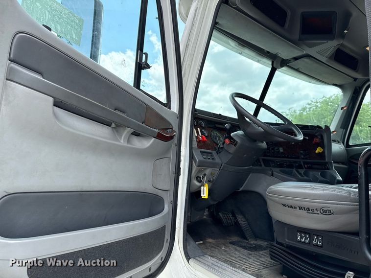 image for item ED5588 2005 Freightliner CST120 semi truck