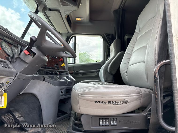 image for item ED5588 2005 Freightliner CST120 semi truck