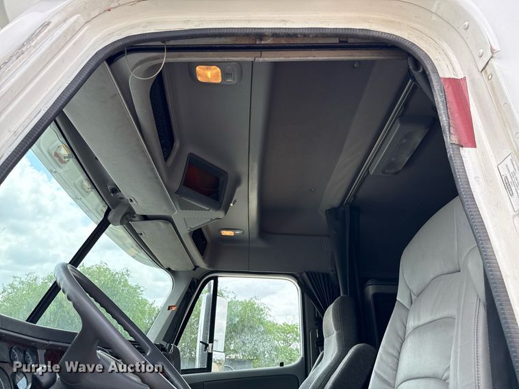 image for item ED5588 2005 Freightliner CST120 semi truck