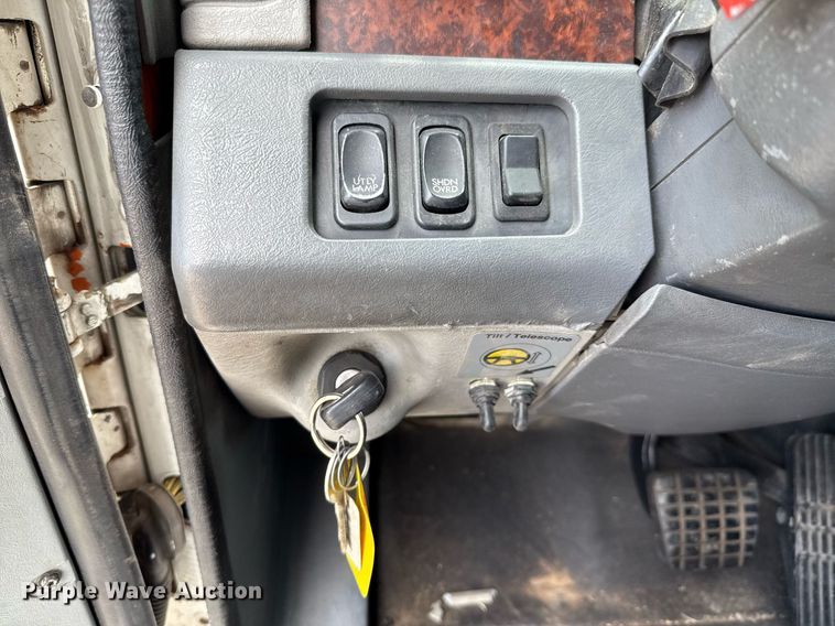 image for item ED5588 2005 Freightliner CST120 semi truck