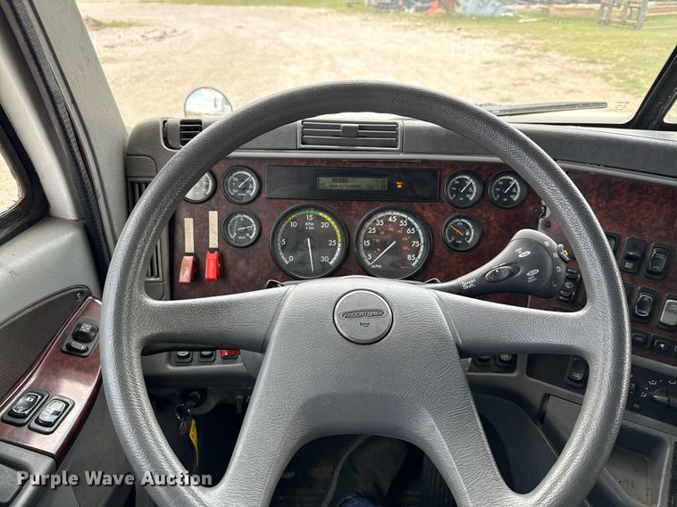 image for item ED5588 2005 Freightliner CST120 semi truck