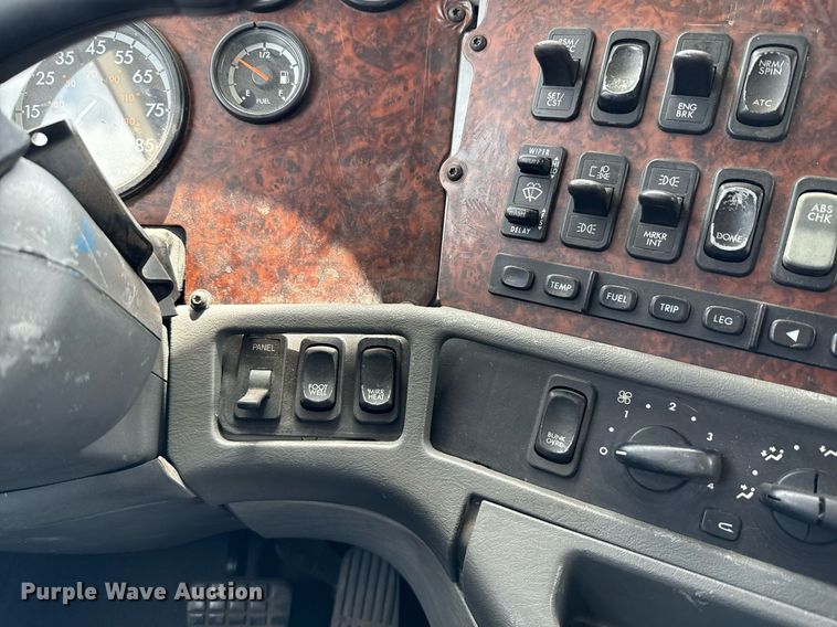 image for item ED5588 2005 Freightliner CST120 semi truck