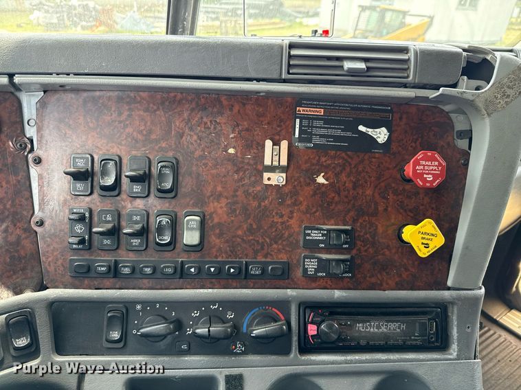 image for item ED5588 2005 Freightliner CST120 semi truck