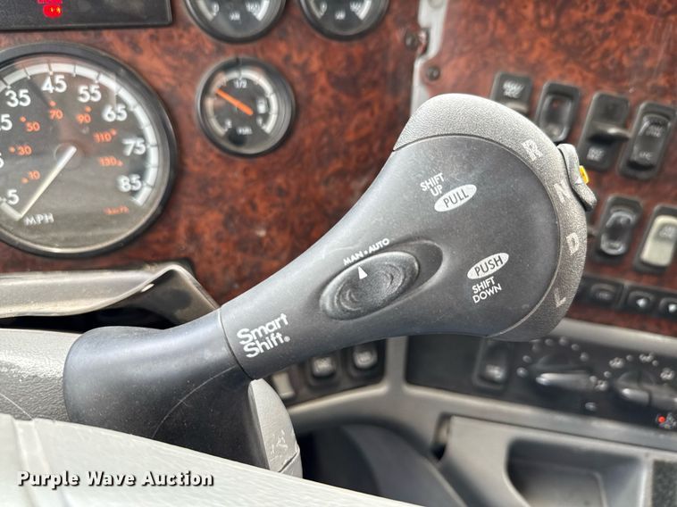 image for item ED5588 2005 Freightliner CST120 semi truck