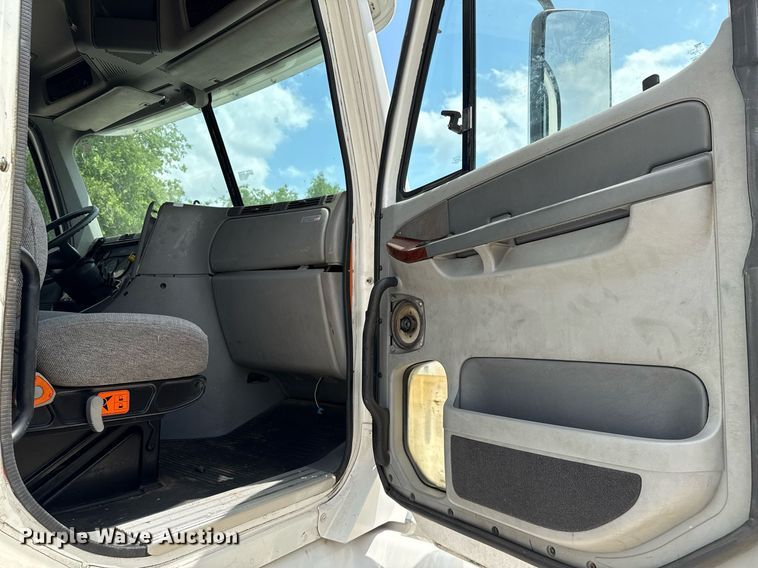 image for item ED5588 2005 Freightliner CST120 semi truck