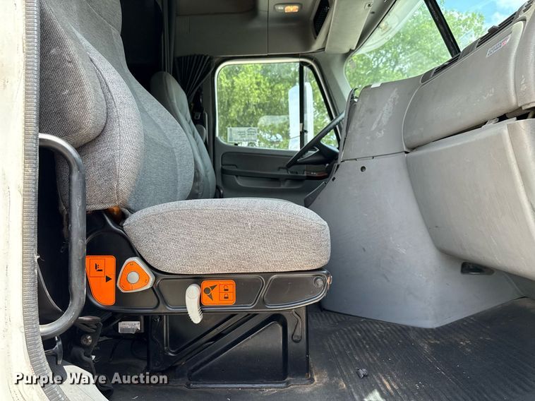 image for item ED5588 2005 Freightliner CST120 semi truck