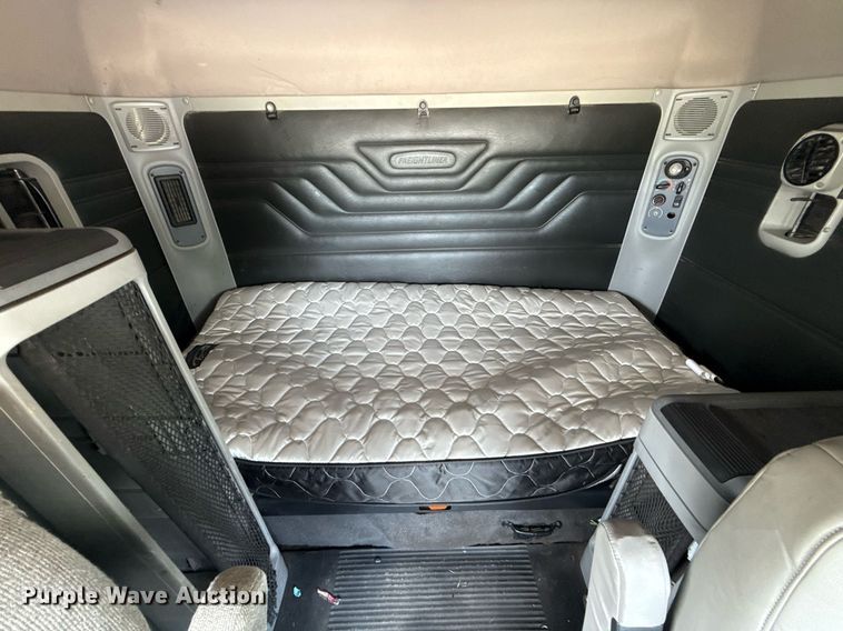 image for item ED5588 2005 Freightliner CST120 semi truck