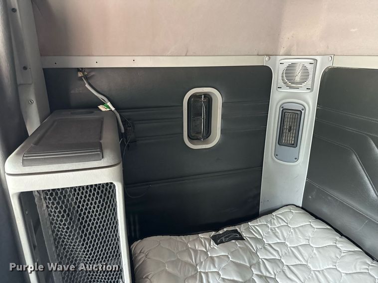 image for item ED5588 2005 Freightliner CST120 semi truck