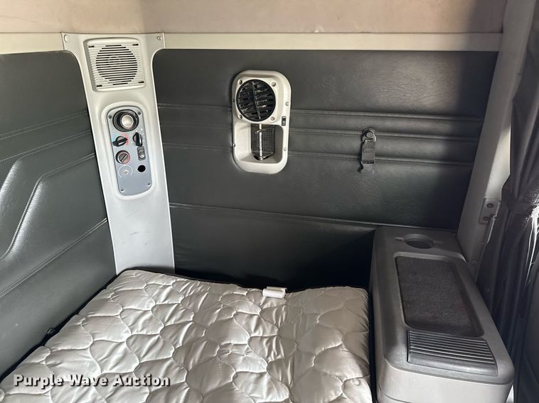 image for item ED5588 2005 Freightliner CST120 semi truck